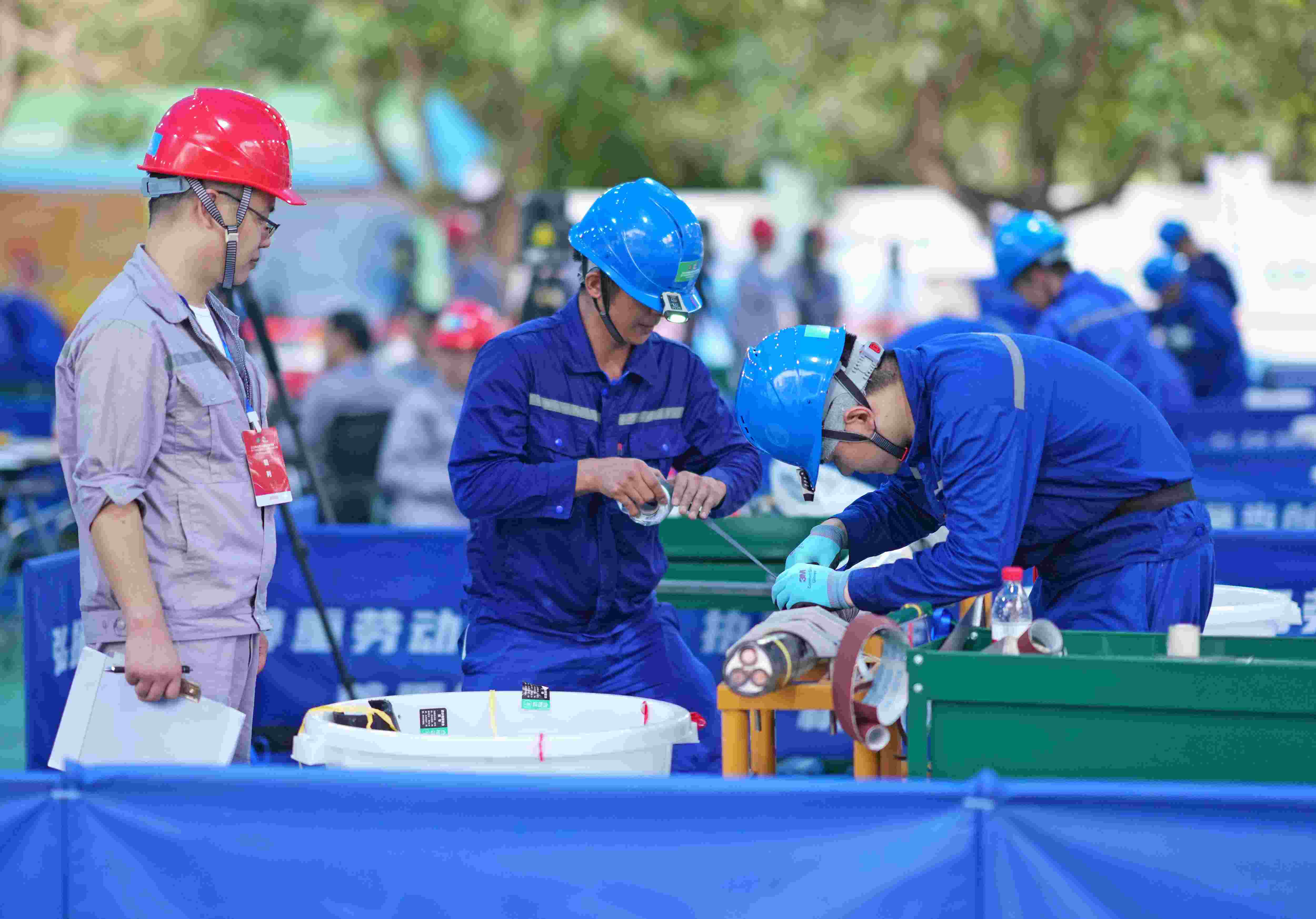 半岛官网：138名一线电缆作业精英在广西北海同台竞技(图1)