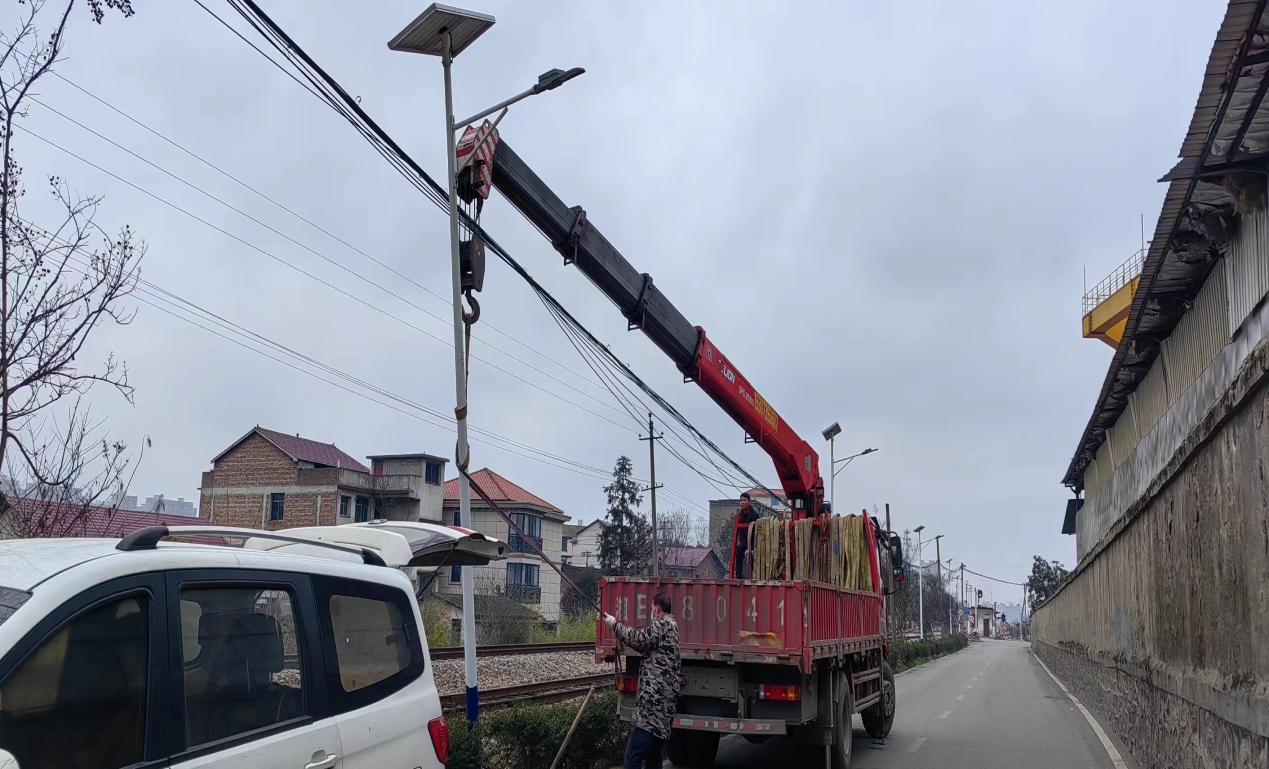 半岛官网下载：半岛官网：邵阳市双清区：路灯倾斜存隐患 及时修复保平安(图2)